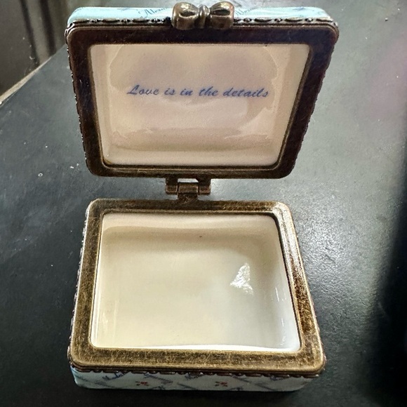 VINTAGE 1999 MADAME ALEXANDER PORCELAIN TRINKET BLUE DOLL BOX PINK BABY SHOES - Picture 5 of 8